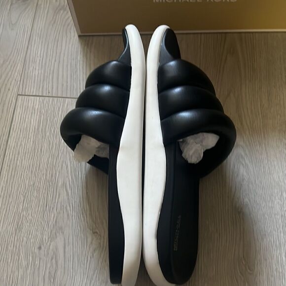 MICHAEL KORS quilted slides sandals 6  - Picture 6 of 9